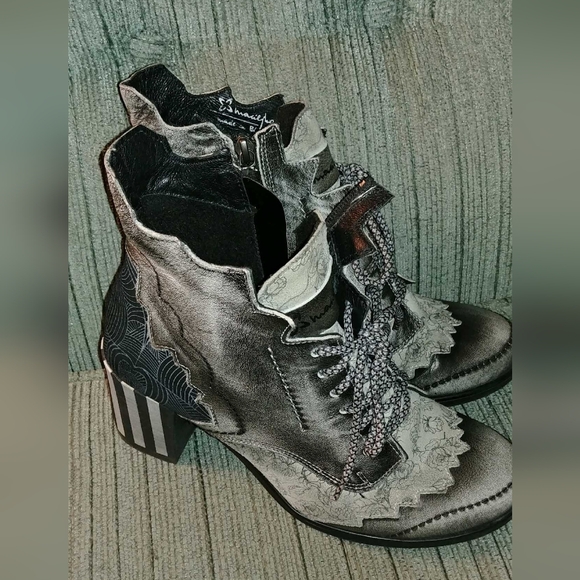 Maciejka 38 + 39 mismatched booties - Picture 4 of 11